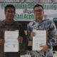 Kajari Aceh Besar, Basril G bersama Pimpinan Cabang PT Pegadaian Syariah Keutapang, Ronal Fahrizan memperlihatkan MoU yang ditandatangani bersama, Kamis (14/3). (Waspada/Ist)