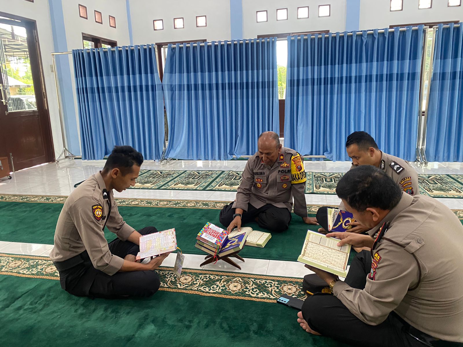 PERSONEL Polres Humbahas giat Binrohtal di Masjid Al-Muhajirin Polres Humbahas. Waspada/Ist