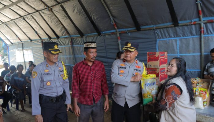 Polres Sibolga Berikan Bantuan Korban Kebakaran 17 Rumah