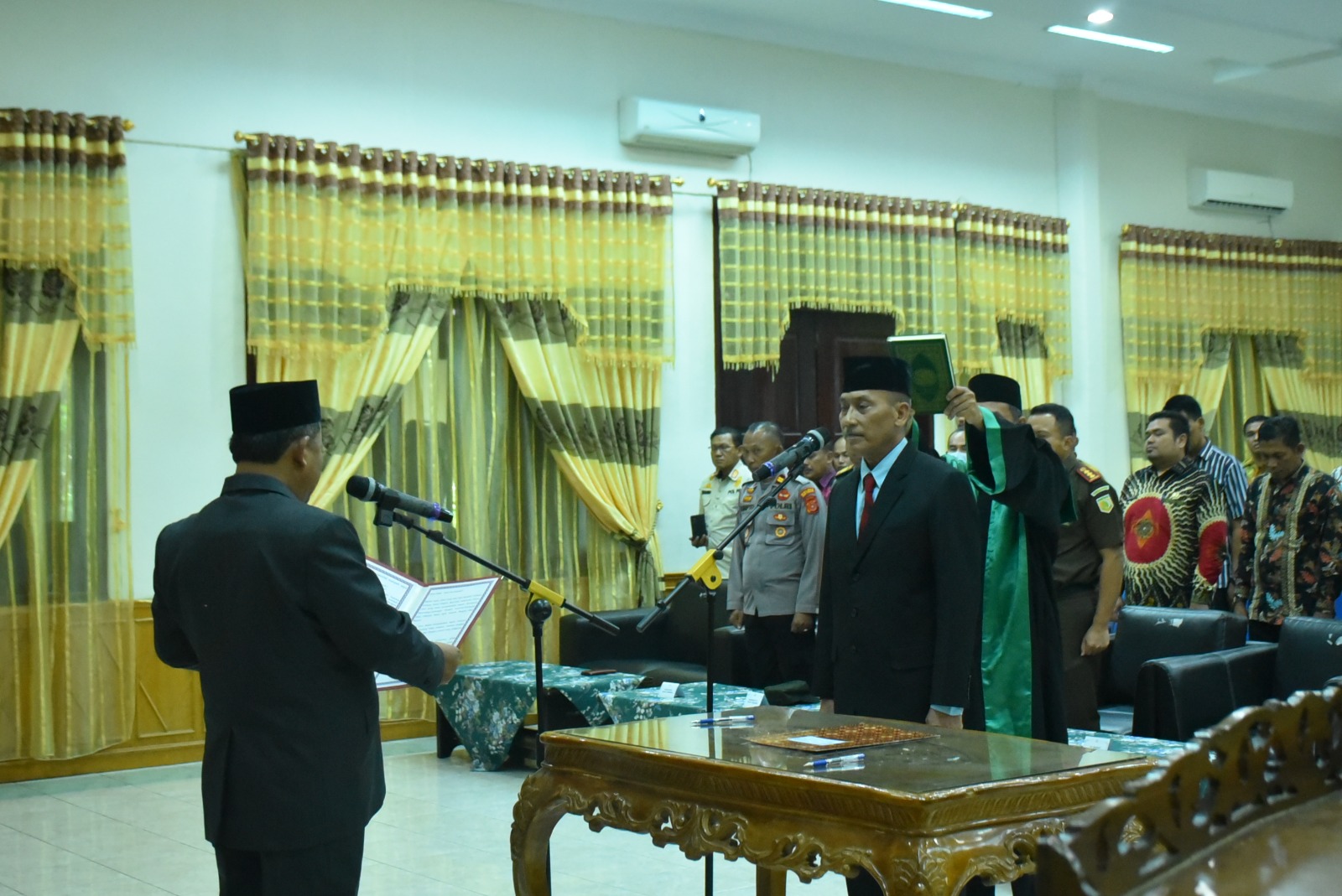 PJ Bupati Aceh Tamiang, Drs Asra melantik Tri Kurnia sebagai Plt Sekda pada Kamis (21/3) di aula Setdakab setempat. (Waspada/Yusri).