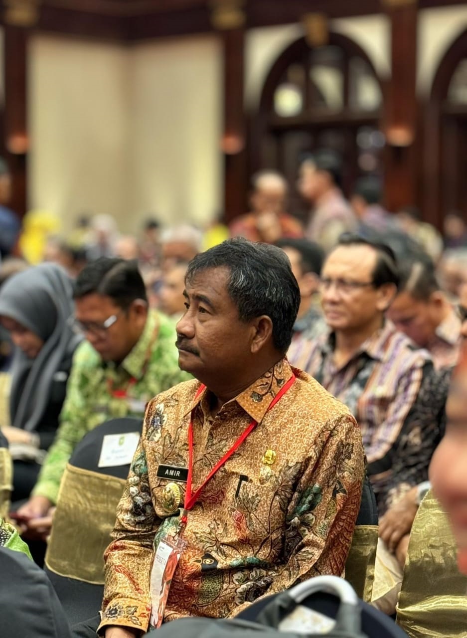 Wali Kota Binjai Drs H Amir Hamzah M AP saat mengikuti Rakor Pengadaan ASN Tahun 2024 dan Uji Publik Rancangan Undang-Undang ASN.(Waspada/Ist)