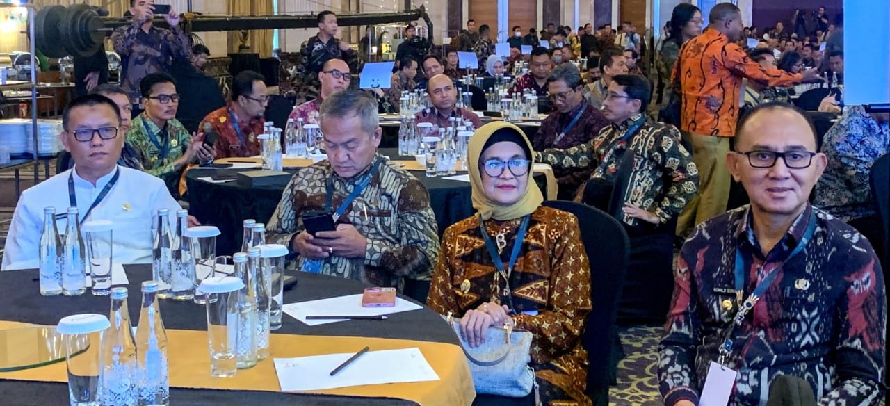 Wali Kota Pematangsiantar Susanti Dewayani (dua kanan) turut menghadiri Rakor persiapan pengadaan ASN TA 2024 bersama Menteri PAN-RB di Hotel Bidakara, Jl. Gatot Subroto, Jakarta Selatan, Kamis (14/3).(Waspada-Ist).