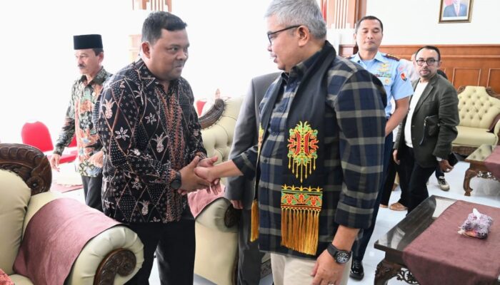 Sekda Aceh Besar Sambut Kedatangan Pj Gubernur Di Bandara SIM
