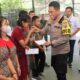 Kapolres AKBP Yogen Heroes Baruno (kanan) turut menyerahkan santunan kepada anak yatim saat syukuran HUT ke-74 Rindam I/BB di lapangan tenis indoor Rindam I/BB, Kota Pematangsiantar, Rabu (6/3).(Waspada-Ist).
