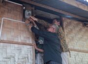 Kepala Kesbangpol Sofian SH bersama General Manager PLN UID Aceh Mundhakir melakukan penyalaan secara simbolis Program sambungan listrik gratis Light Up the Dream, serentak seluruh Indonesia di Gampong Alue Gintong, kecamatan Seulimuem, Kamis (14/3). (Waspada/Ist)