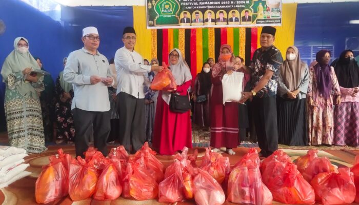 Kankemenag Kota Langsa Bagikan 300 Paket Sembako Program Festival Ramadan