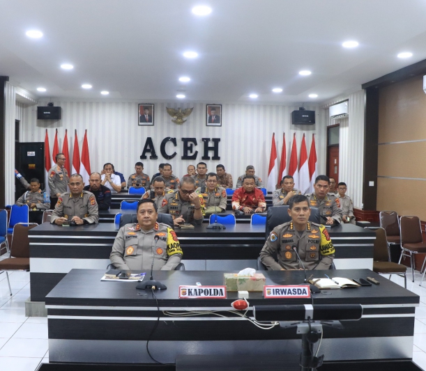 Kapolda Aceh saat menghadiri pembukaan Rakernis Gabungan secara virtual di ruang vidcon Polda Aceh, Jumat (22/3). (Waspada/Ist)