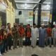 PEMUDA Pancasila Samosir foto bersama imam Masjid Al-Hasanah Pangururan usai berbuka puasa bersama. Waspada/Valen