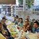Komunitas Pemuda Penikmat Kopi Senja Kota Lhokseumawe, Jumat (22/3), menggelar buka puasa bersama di Warkop Hawalom Kec. Banda Sakti. Waspada / Zainuddin. Abdullah