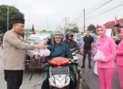 Bulan Ramadhan, Kapolres Humbahas Bagi Takjil