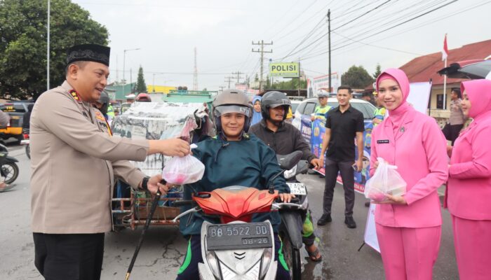Bulan Ramadhan, Kapolres Humbahas Bagi Takjil