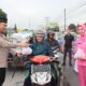 KAPOLRES Humbahas AKBP Hary Ardianto memberikan takjil kepada pengendara yang melintas di depan Mapolsek Doloksanggul. Waspada/Ist