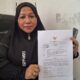 Kabid Linjamsos Dinsos Aceh Timur, Saharani S.Ag, MA, memperlihatkan surat dari Konsulat Republik Indonesia (KRI) Songkhla, terkait pemulangan 28 ABK KM Salsabila dan KM Cahaya Putra 02 dari Negara Thailand di ruang kerjanya di Idi, Jumat (15/3). Waspada/H. Muhammad Ishak