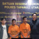 DMH, 24, warga Desa Pancur Batu, Kecamatan Adiankoting, Taput dan, TS, 23, warga Jalan S. Dis Sitompul, Desa Hutatoruan XI Tarutung, Taput, 2 orang tersangka pelaku pencurian sepeda motor (curanmor) dari Jalan Diponegoro, Kelurahan Hutatoruan VI, Tarutung, Taput ditahan di Polres Taput, Jumat (15/3). Waspada/ist