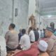 Tampak dalam gambar jamaah salat Isya dan Tarawih di Masjid Baiturrahim Ulee Lhee Banda Aceh.(Waspada/T. Zakaria)
