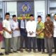 Ustadz Alimuddin HM, M.S.I (4 kiri) foto bersama dengan Rektor UM Tapsel Muhammad Darwis M.Pd (4 kanan), Wakil Rektor III Mukhlis SP, M.MA ( 3 kanan), Kepala LP AIK UM Tapsel Mulyadi Hermanto Nst, MA (2 kiri) dan Divisi Pengkaderan LP AIK, Ihsan Siregar M.Pd.I (kanan), di ruang kerja Rektor UM Tapsel, Jumat (22/3). Waspada/Mohot Lubis