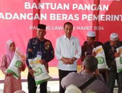 Jokowi Bagikan Sembako Di Padanglawas