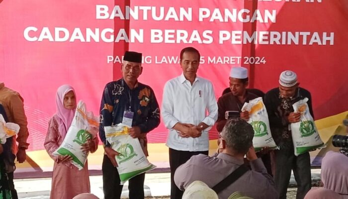 Jokowi Bagikan Sembako Di Padanglawas