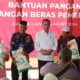 Presiden RI Ir Joko Widodo menyerahkan bantuan sembako kepada masyarakat di halaman Gudang Bulog GDT Hutalombang, Jumat (15/3) (Waspada/Muhammad Satio)