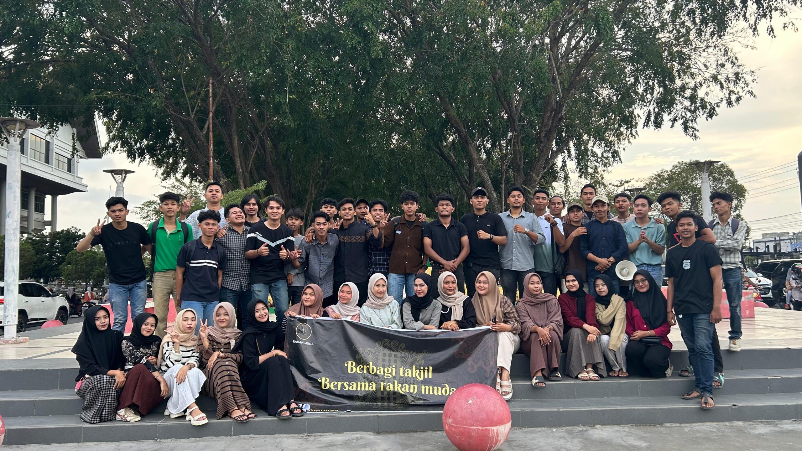 Puluhan mahasiswa yang tergabung dalam Rakan Muda Lhokseumawe mengelar aksi berbagi takjil Bulan Suci Ramadhan 1445 H di depan Taman Riyadhah Kota Lhokseumawe, Jumat (22/3). Waspada/ist