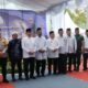 BUPATI Deliserdang HM Ali Yusuf Siregar didampingi Al Ustadz Anugerah Cahyadi (Ustadz Ucay), Sekdakab Deliserdang H.Timur Tumanggor dan lainnya foto bersama usai peringatan Isra Mikraj Nabi Muhammad SAW dan penyambutan bulan suci Ramadhan Pemkab Deliserdang Tahun 1445 H/2024 M di pelataran Masjid Agung Sultan Thaf Sinar Basarsyah, Rabu (6/3) pagi. (Waspada/Khairul K Siregar/B)