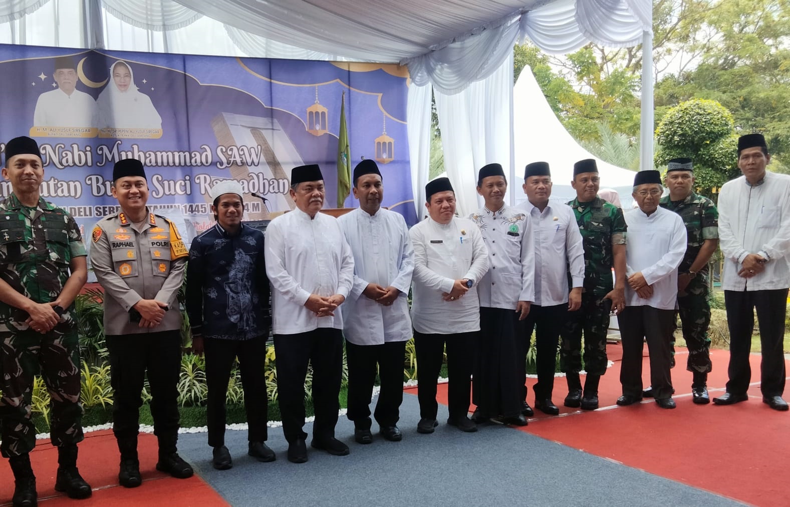 BUPATI Deliserdang HM Ali Yusuf Siregar didampingi Al Ustadz Anugerah Cahyadi (Ustadz Ucay), Sekdakab Deliserdang H.Timur Tumanggor dan lainnya foto bersama usai peringatan Isra Mikraj Nabi Muhammad SAW dan penyambutan bulan suci Ramadhan Pemkab Deliserdang Tahun 1445 H/2024 M di pelataran Masjid Agung Sultan Thaf Sinar Basarsyah, Rabu (6/3) pagi. (Waspada/Khairul K Siregar/B)