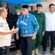 Tim Penertiban dari Satpol PP/WH Kabupaten Pidie terekam kamera sempat berdialog dengan Camat Kembang Tanjong Fauzi Harfa (pakai batik Korpri), sebelum menertipkan pedagang makanan yang berjualan di siang hari pada bulan Ramadan, Kamis (14/3) Waspada Muhammad Riza