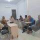 Rektor ISBI Aceh, Prof Dr Wildan MPd dan panpel KPA II saat melakukan pertemuan dengan Ketua DKA Aceh Besar Mariadi ST MM dan pengurus, di Sekretariat (Khatibul) KPA II yang juga Pusat Pelayanan Informasi Publik (PPIP) ISBI Aceh, Lambaro, Kecamatan Ingin Jaya, Aceh Besar, Jumat (15/3). (Waspada/Ist)