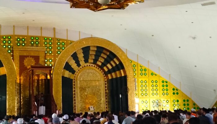 Shalat Jumat Pertama Bulan Suci Ramadhan Masjid Penuh