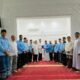 Operasional Manager PT Medco EP, Israr Saputra, menyerahkan Cindramata diterima Ketua Umum BKPRMI Aceh Timur Tgk Muhammad Isa, saat menerima kunjungan Silaturahmi dan Safari Ramadan 1445 Hijriyah di Masjid Baiturrahman CPP Blok A PT Medco EP Malaka di Blang Nisam, Indra Makmu, Aceh Timur, Sabtu (22/3). Waspada/H. Muhammad Ishak