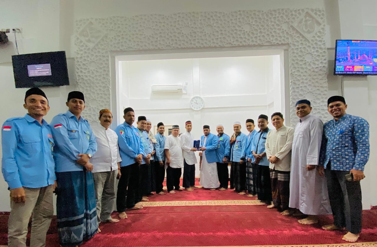 Operasional Manager PT Medco EP, Israr Saputra, menyerahkan Cindramata diterima Ketua Umum BKPRMI Aceh Timur Tgk Muhammad Isa, saat menerima kunjungan Silaturahmi dan Safari Ramadan 1445 Hijriyah di Masjid Baiturrahman CPP Blok A PT Medco EP Malaka di Blang Nisam, Indra Makmu, Aceh Timur, Sabtu (22/3). Waspada/H. Muhammad Ishak
