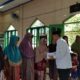H. AFFAN Alfian Bintang, SE menyerahkan zakat harta kepada kaum jompo di Kampong Jontor. (Waspada/Khairul Boangmanalu)