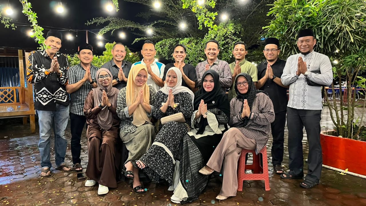 Buka puasa bersama KNPI Nagan Raya dan Ormas lainnya di Cafe D'Albi di Simpang Peut Kecamatan Kuala, Sabtu (23 /3).(Waspada/Muji Burrahman)