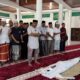 Peserta I'tikaf Polresta Banda Aceh sedang melakukan shalat jenazah sebagai salah satu yang diajarkan dalam tata cara fardhu kifayah. (Waspada/Ist)
