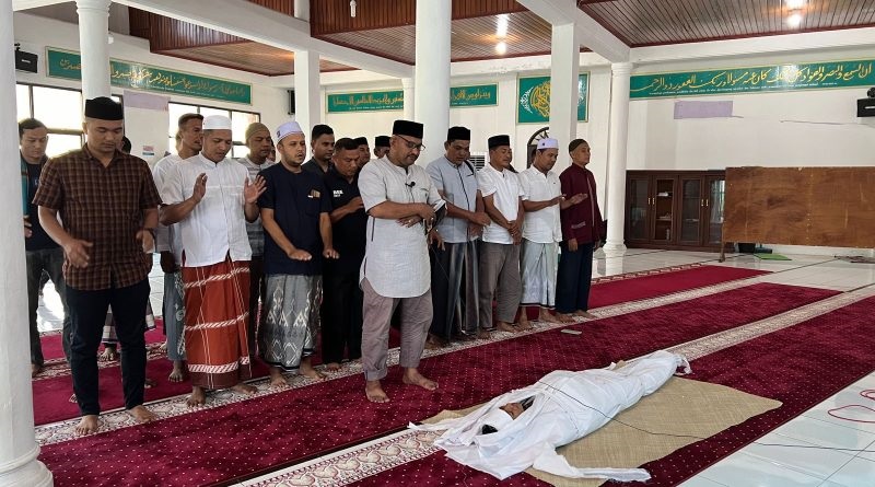 Peserta I'tikaf Polresta Banda Aceh sedang melakukan shalat jenazah sebagai salah satu yang diajarkan dalam tata cara fardhu kifayah. (Waspada/Ist)