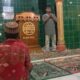 KAPOLSEK Iptu Evizarrianto, SAB saat bertausiah di Masjid Ad Darajat. (Waspada/Ist)