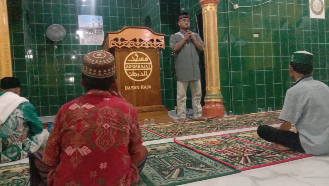 KAPOLSEK Iptu Evizarrianto, SAB saat bertausiah di Masjid Ad Darajat. (Waspada/Ist)