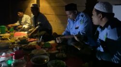 Tim Safari Ramadan BKPRMI Aceh Timur mengandalkan senter handphone (HP) saat berbuka puasa di Desa Mesir, Serbajadi, Aceh Timur, Sabtu (23/3). Waspada/H. Muhammad Ishak