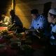 Tim Safari Ramadan BKPRMI Aceh Timur mengandalkan senter handphone (HP) saat berbuka puasa di Desa Mesir, Serbajadi, Aceh Timur, Sabtu (23/3). Waspada/H. Muhammad Ishak