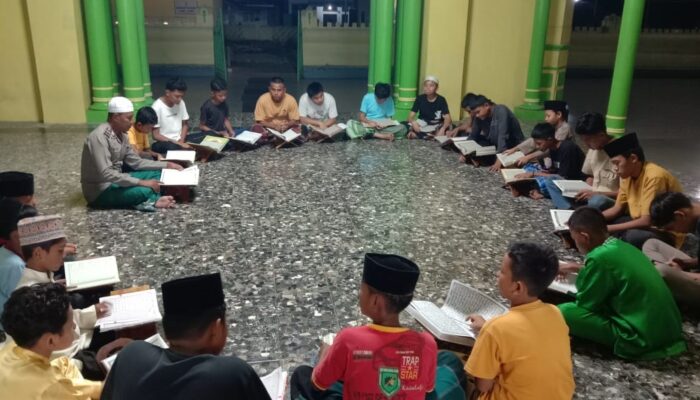 Ketika Bhabinkamtibmas Jadi Guru Mengaji Di Masjid Azizi
