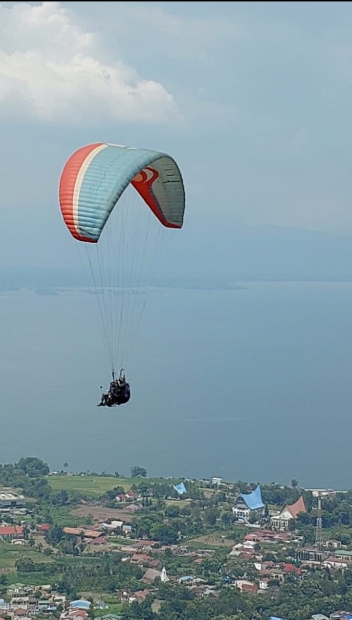 Toba Makin Keren, Kini Ada Landasan Take Off Paralayang Dan Gantole Di Sibodiala