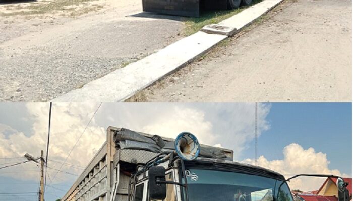 Truk Pengangkut Pupuk Di Kantor Bupati Agara Jadi Pusat Perhatian Warga