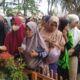 Petugas melayani masyarakat yang begitu antusias memburu berbagai jenis sembako di lokasi Pasar Murah di halaman Kantor Camat Idi Rayeuk, Kabupaten Aceh Timur, Senin (25/3). Waspada/H. Muhammad Ishak