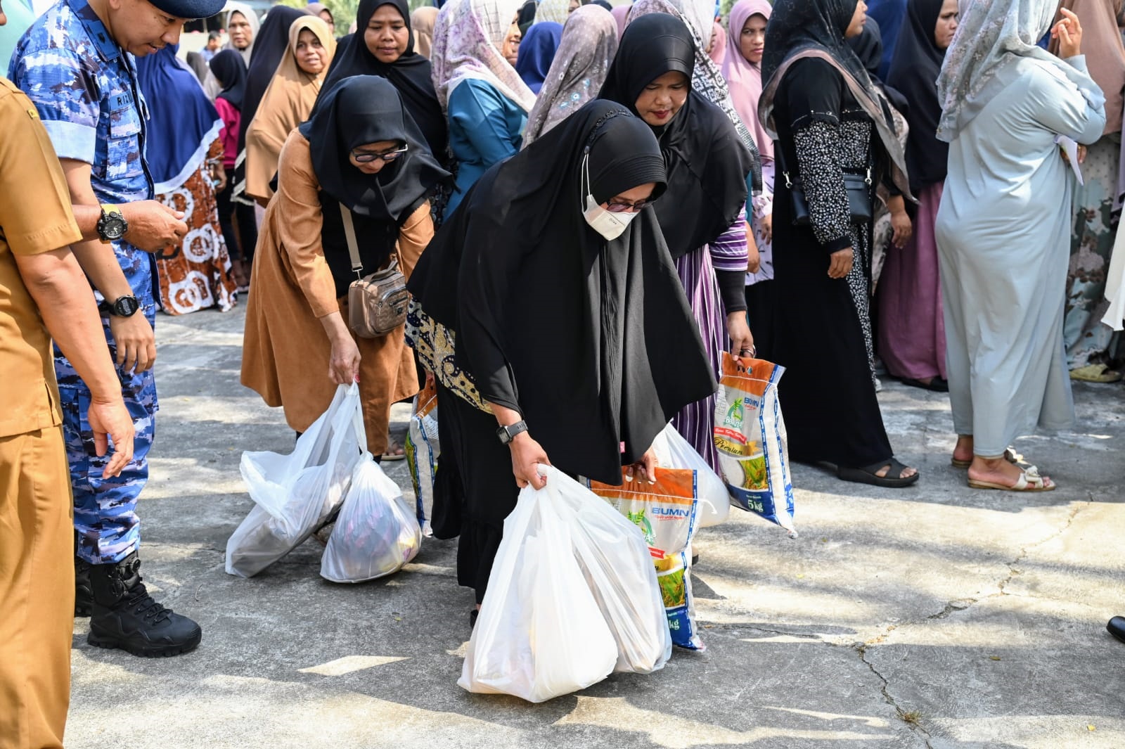 Danlanud Edi Sasmoyo Dan Pj Bupati Iswanto Gelar Bazar Pangan Murah