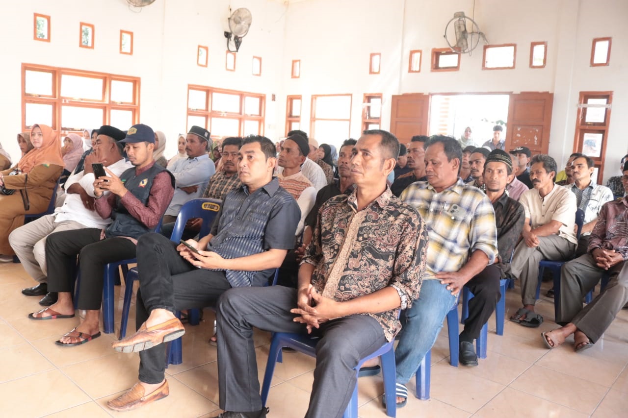 Sejumlah peserta mengikuti kegiatan Musrenbang RKPK Kecamatan Tahun 2025 di Aula UDKP Kecamatan Kuta Cot Glie, Selasa (26/3). (Waspada/Ist)