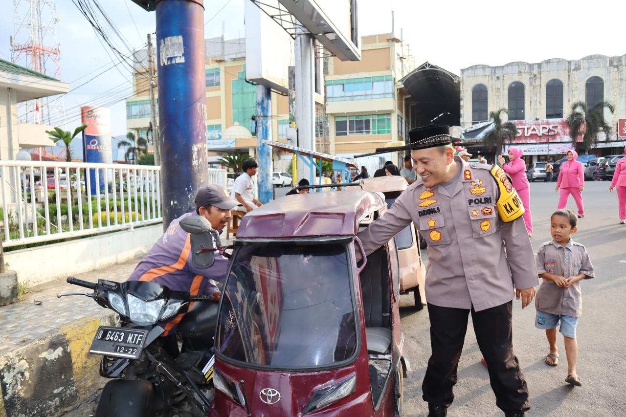 Kapolres Padangsidimpuan Dan Istri Turun Ke Jalan, Berbagi Takjil Kapolres Padangsidimpuan Dan Istri Turun Ke Jalan, Berbagi Takjil