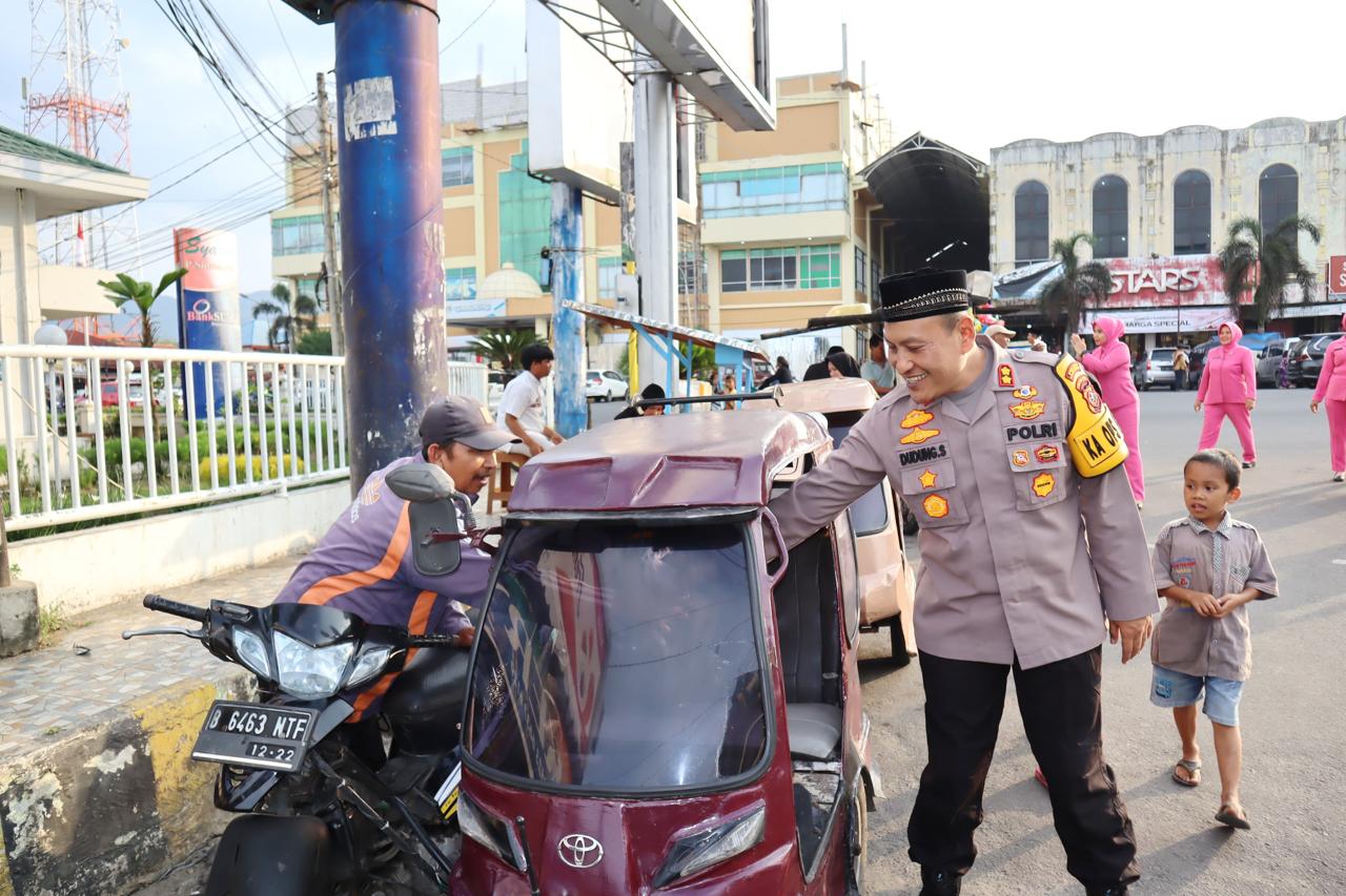 Kapolres Padangsidimpuan Dan Istri Turun Ke Jalan, Berbagi Takjil