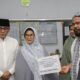 Wali Kota Pematangsiantar Susanti Dewayani (dua kiri) menyerahkan bantuan dana hibah Pemko Rp 50 juta kepada Mushola Al Hidayah, Kel. Bah Sorma, Kec. Siantar Sitalasari dan mendampingi Ketua Dekranasda Kusma Erizal Ginting (paling kiri) dan Pembina Bilal Mayit dan Guru Magrib Mengaji Aprial Muhammad Rizaldi Ginting (paling kanan) saat safari Ramadan Pemko di Masjid Taqwa As Sholeh, Jl. Silimakuta, Kel. Simarito, Kec. Siantar Barat, Sabtu (23/3) malam.(Waspada-Ist).