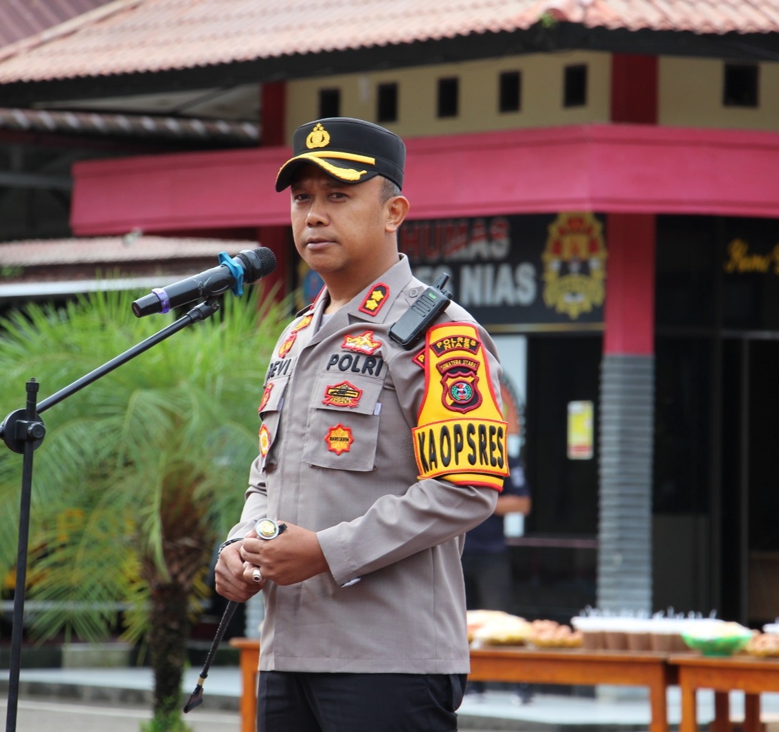 Kapolres Nias, AKBP Revi Nurvelani saat memimpin apel pagi mengingtkan seluruh personel untuk tidak terlibat penyalahgunaan narkoba, Seni (18/3). Waspada/Ist