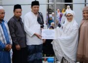 Wali Kota Susanti Dewayani (tiga kanan) menyerahkan dana hibah Pemko Pematangsiantar Rp 50 juta kepada pengurus Masjid Nurul Iman saat safari Ramadan 1445 H di Masjid Nurul Iman, Jl. Rakutta Sembiring, Kel. Nagapita, Kec. Siantar Martoba, Senin (17/3) malam.(Waspada-Ist).
